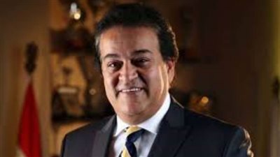 وزير التعليم العالي يستعرض تقريرًا حول بدء الدراسة بجامعة حلوان الأهلية مع بداية العام الدراسي في أكتوبر القادم