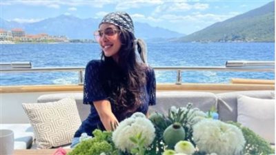 علي مركب.. ياسمين صبري تستمتع بـ إجازتها في عرض البحر