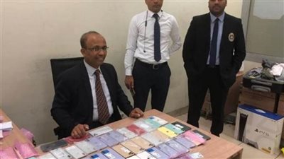 ضبط 49 تليفون مهرب من دبي مع راكب في مطار القاهرة