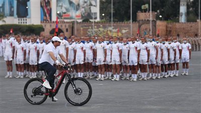 الرئيس السيسي يتفقد الكلية الحربية ويعقد لقاء مع الطلبة | صور  