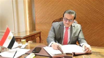 د. خالد عبد الغفار يستعرض تقريرًا عن برامج جامعة أسيوط الأهلية