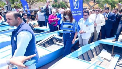 وزيرة الهجرة ومحافظ الدقهلية يسلمان 30 صيادا بقرية بساط كريم الدين مراكب صيد (صور)