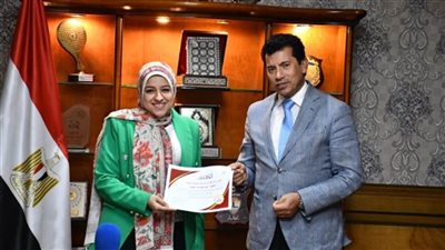 أشرف صبحي يكرم الوفد المصري المشارك بالمنتدى العالمي لتنمية الشباب بالصين