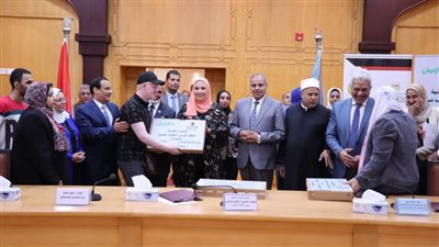 وزيرة التضامن ورئيس جامعة الأزهر يوزعان أجهزة لابتوب على أصحاب البصيرة