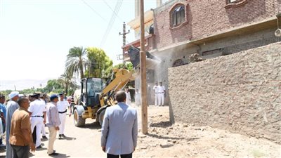 سكرتير مساعد قنا يقود حملة لإزالة 7 حالات تعد على أملاك الدولة