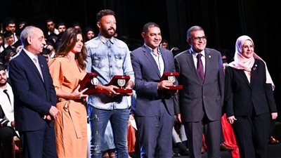 بالصور.. جامعة مصر للعلوم والتكنولوجيا تنظم حفلاً ضخماً لتخريج دفعة جديدة من كلية 