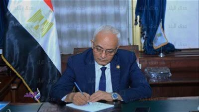 وزير التربية والتعليم يقابل عددا من أولياء الأمور ويعدهم بالاهتمام بمطالبهم