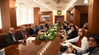 محافظ بورسعيد يستعرض مستجدات العمل في تنفيذ المبادرة الوطنية للمشروعات الخضراء والذكية بمحافظة بورسعيد