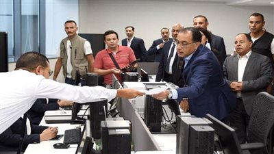 رئيس الوزراء يزور ميناء الإسكندرية ويتابع تطبيق المنظومة الواحدة للتسجيل المسبق للشحنات بالموانئ البحرية (صور)