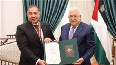 الرئيس الفلسطيني يمنح سفير مصر نجمة القدس بمناسبة قرب انتهاء مهمته