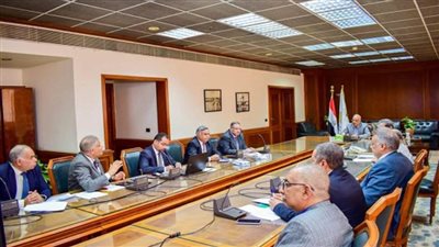 وزير الري يستعرض إجراءات إدارة وتطوير بحيرات المنزلة ووادي مريوط وقارون (صور)