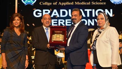 عاجل.. جامعة مصر للعلوم والتكنولوجيا تحتفل بتخرج دفعة جديدة من كلية 