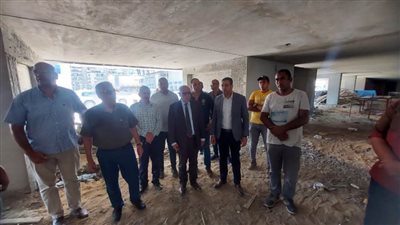 محافظ بورسعيد يتفقد سير العمل في إنشاء الجراچ متعدد الطوابق بحي العرب