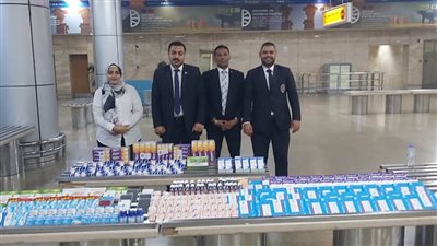ضبط مستحضرات تجميل وآيفونات مهربة مع راكبة مصرية في مطار القاهرة