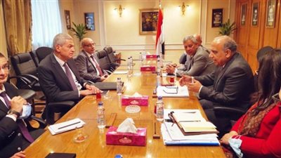 وزير قطاع الأعمال العام يلتقي رئيس هيئة الشراء الموحد لبحث تعزيز التعاون المشترك