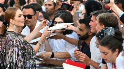 فى سن الـ61.. جوليان مور تشعل ريد كاربت مهرجان فينيسيا بفستان اشبه بالمايوه