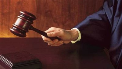 أسرة فتاة الشرقية تدخل قاعة المحكمة استعدادا لأولى جلسات محاكمة المتهم بقتلها