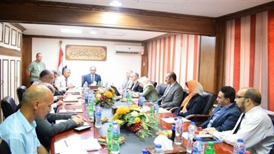 نائب وزير الإسكان يعقد اجتماعا مع مسؤولي الجهاز التنفيذي لمياه الشرب والصرف الصحي (صور)