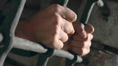 الجيزة .. حبس المتهمين بتصوير عامل عاريا بالعياط