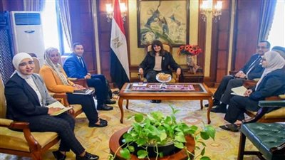 وزيرة الهجرة تلتقي بأحد رموز الجالية المصرية في مملكة ليسوتو الإفريقية (صور)