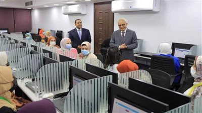 وزير التعليم ورئيس التنظيم والإدارة يتفقدان امتحانات المتقدمين لوظيفة معلم مساعد رياض أطفال (صور)