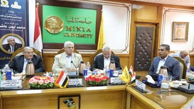 وزير التعليم العالي يعقد اجتماعًا مع مجلس جامعة المنيا (صور)