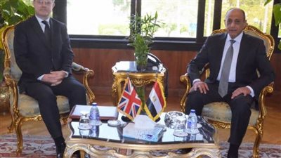 وزير الطيران يلتقي السفير البريطاني بالقاهرة لتعزيز التعاون في النقل الجوي