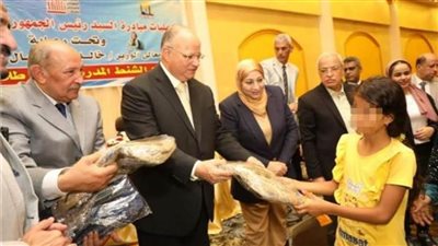 محافظ القاهرة يفتتح معرض الأسر المنتجة ويوزع 2000 شنطة مدرسية 