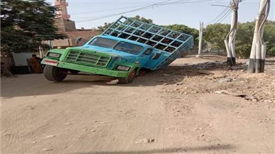 سقوط سيارة نقل محملة بأسطوانة بوتاجاز في حفرة بأسيوط  