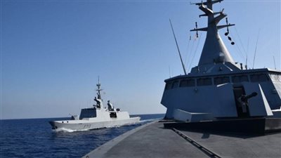 القوات البحرية المصرية والفرنسية تنفذان تدريبا بحريا عابرا بنطاق الأسطول الشمالي