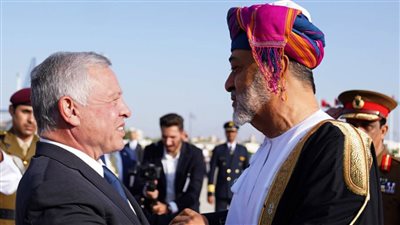 العاهل الأردني وسلطان عمان يتبادلان أرفع الأوسمة