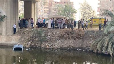 الأهالي ينتشلون سيارة ملاكي سقطت في مياه ترعه بالغربية