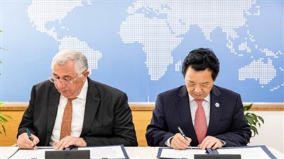 وزير الزراعة يبحث مع المدير العام لمنظمة الأغذية والزراعة 