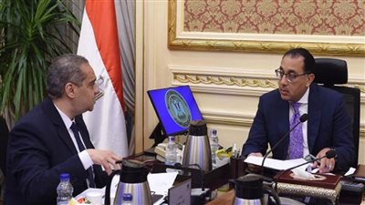 رئيس الوزراء يتابع مع رئيس هيئة الدواء المصرية ملفات العمل (صور)