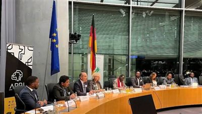 سفير مصر ببرلين يطرح في البوندستاج أولويات الرئاسة المصرية لمؤتمر COP27