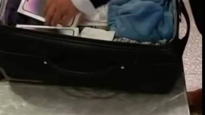 ضبط 13 آيفون مهربين مع راكب في مطار القاهرة مخبأة داخل طيات ملابسه