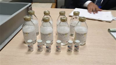 إحباط محاولة راكب عربي تهريب أدوية بمطار القاهرة.. صور