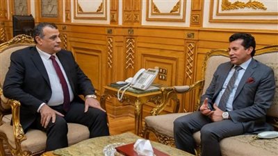 وزير الرياضة: نستهدف التوسع في إنتاج النجيل الصناعي وتصنيع الأدوات الرياضية المستخدمة بالألعاب المختلفة (صور)