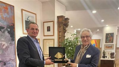 مستشار رئيس الجمهورية يهدى الفنان فاروق حسنى درع مدينة الفنون والثقافة