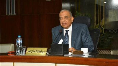 وزير قطاع الأعمال العام في اجتماع موسع مع الرؤساء التنفيذيين للشركات القابضة والتابعة (صور)