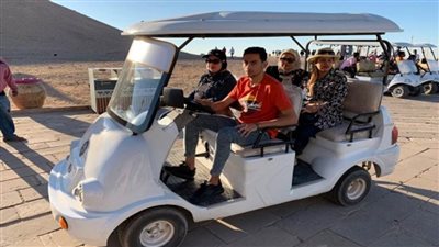 بدء تشغيل عدد من السيارات الكهربائية في أبو سمبل (صور)