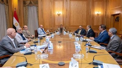 وزير الإنتاج الحربي يبحث آخر المستجدات الخاصة بعدد من المشروعات (صور)