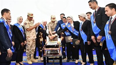 القوات المسلحة تحتفل بتخرج الدفعة الأولى لمأموري الضرائب المتعاقدين من الذكور والإناث بالكلية الحربية (صور)