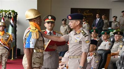 وزير الدفاع يشهد الاحتفال بتخريج دفعات جديدة من المعاهد الصحية (صور)