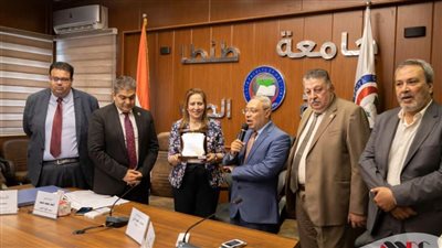 رئيس جامعة طنطا يكرم فريق المضادات الحيوية وحوكمة الدواء