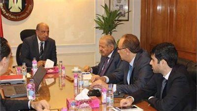 وزير قطاع الأعمال يبحث تعزيز التعاون مع مستثمرين قطريين 