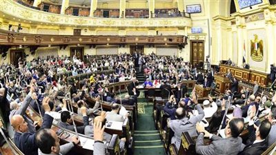 القوى العاملة بالبرلمان توافق على صرف 300 جنيه مكافأة لموظفي الدولة 