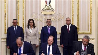 رئيس الوزراء يشهد توقيع عقدي اتفاق بين وزارات التنمية المحلية والزراعة والدولة للإنتاج الحربي لتوريد 5 ملايين شجرة لزراعتها بالمحافظات 