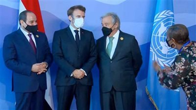 الرئيس السيسي يستقبل الرئيس الفرنسي ماكرون في مؤتمر المناخ cop27