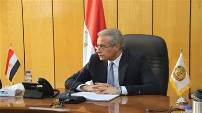 وزير القوى العاملة يلتقي العاملين بصندوق إعانات الطوارئ.. ويوجه بتحسين أوضاعهم (صور)